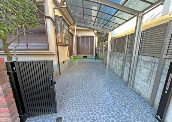 【中古】坂戸市中富町オール電化リフォーム中古住宅の駐車場|屋根付きカーポートです