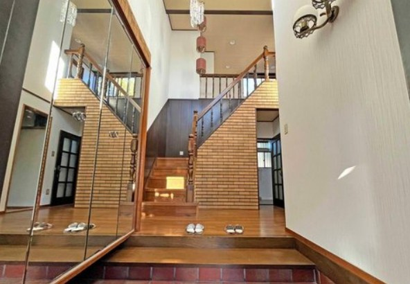 【中古】坂戸市中富町オール電化リフォーム中古住宅の玄関|重厚感ある玄関ホールです！