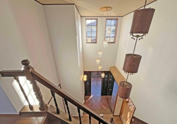 【中古】坂戸市中富町オール電化リフォーム中古住宅の玄関|玄関吹き抜けで解放感あり！