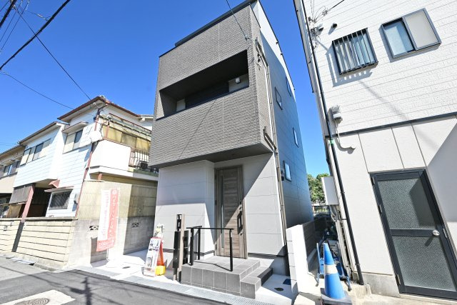 はぴくるタウン尼崎市尾浜町の外観|ブラウン×グレーでまとめた3階建ての新築戸建。完成済みのため、写真では伝わりにくい室内の広さや明るさ、家事動線まで実際にご覧いただけます。見学予約受付中です。ぜひご家族そろって現地へお越しください。