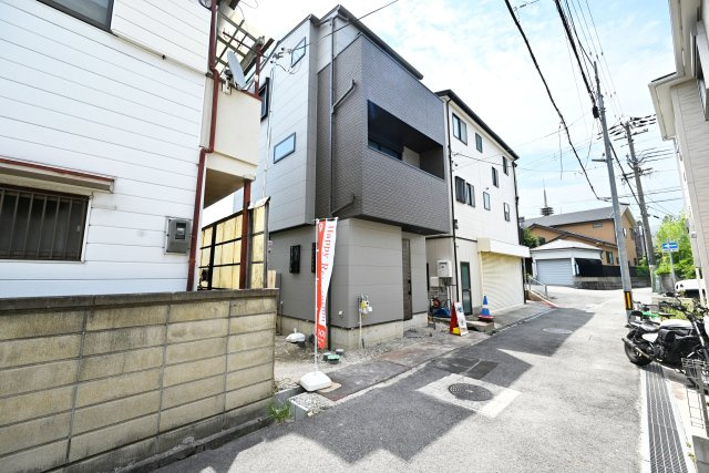 はぴくるタウン尼崎市尾浜町の外観|はぴくるタウン尾浜町が堂々完成致しました！街並みに溶け込むシンプルモダンな外観です。
阪急・JR線2駅利用可能で通勤・通学にも便利な立地です！即日のご内覧が可能ですので、お気軽にお問い合わせください。