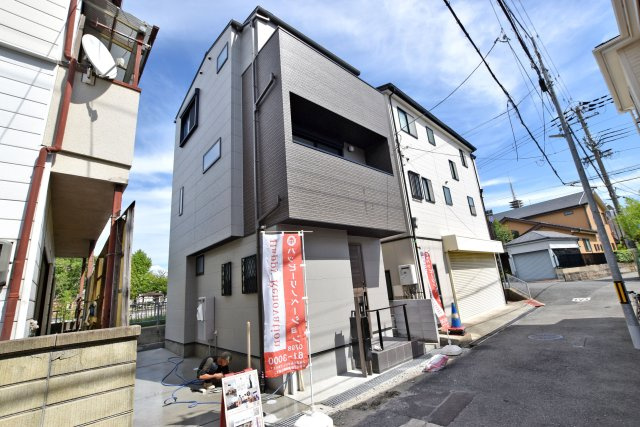 はぴくるタウン尼崎市尾浜町の外観|はぴくるタウン尾浜町が堂々完成致しました！街並みに溶け込むシンプルモダンな外観です。
阪急・JR線2駅利用可能で通勤・通学にも便利な立地です！即日のご内覧が可能ですので、お気軽にお問い合わせください。