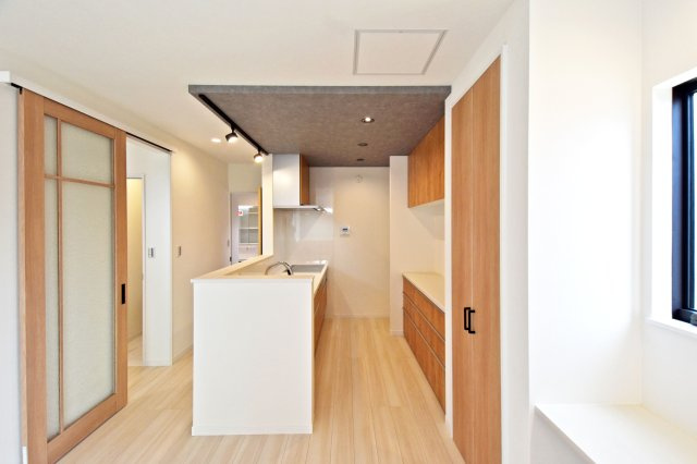 はぴくるタウン尼崎市尾浜町の内観：施工例|同社施工販売例
対面式キッチンはお料理中でも家族との会話を楽しむことができるのがいいですね。