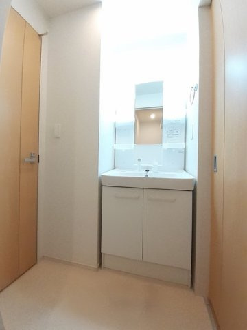 ベネヴォレンテＣの洗面所|明るい洗面所です