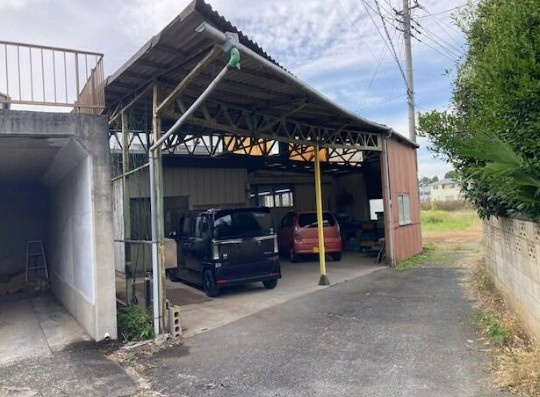 【工場付き住居】坂戸市北大塚中古住宅の駐車場