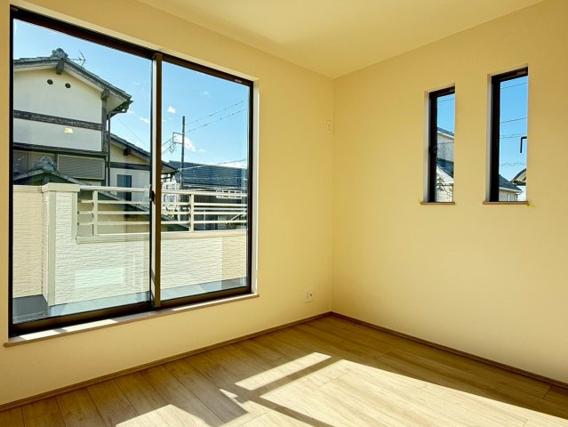 川越市大字砂久保の新築一戸建の寝室|落ち着いた色調の寝室です