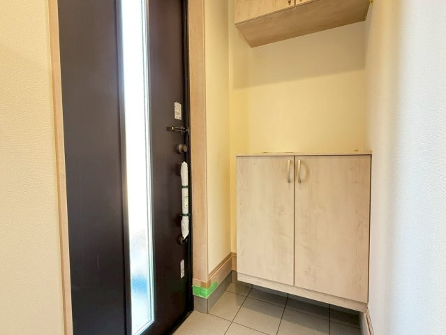 川越市大字砂久保の新築一戸建の玄関|明るい玄関です