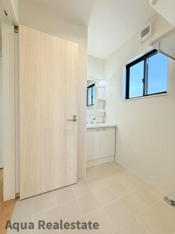 シングルハウス　春日町の独立洗面台|朝の支度にも助かる、独立の洗髪洗面化粧台