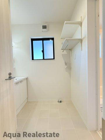 シングルハウス　春日町の独立洗面台|独立洗面台、朝の身支度には欠かせません