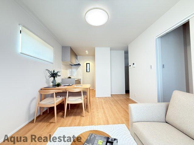 シングルハウス　春日町の居間・リビング|こちらのリビングで趣味の時間をお楽しみください