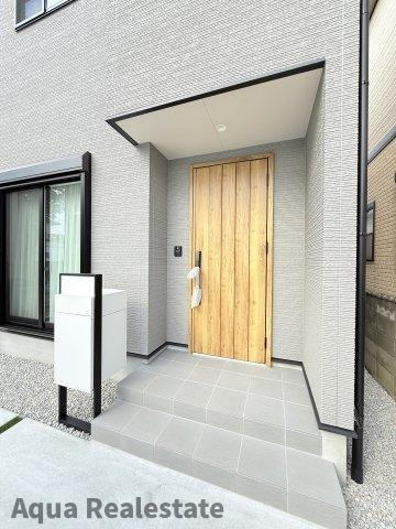 シングルハウス　春日町の玄関|明るい玄関です