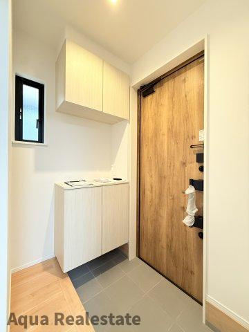 シングルハウス　春日町の玄関|明るい玄関です