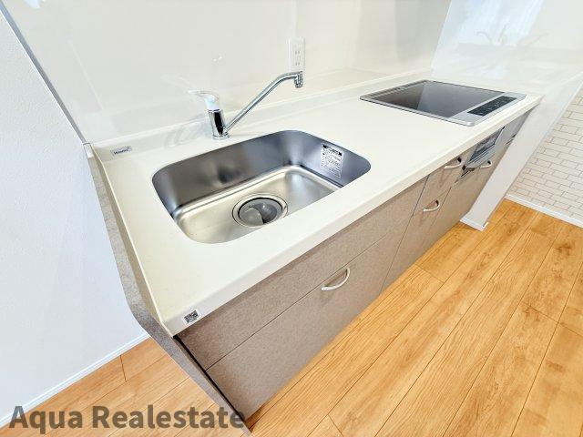シングルハウス　春日町のキッチン|コンパクトなキッチンで掃除もラクラク