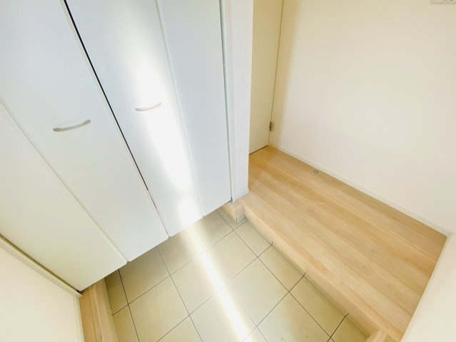 羽島市 上中町長間（江吉良駅） 2階建 ４ＬＤＫの玄関