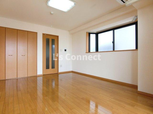 【居間・リビング】 | サンシーブル八乙女 | 角部屋で２面に窓があります。