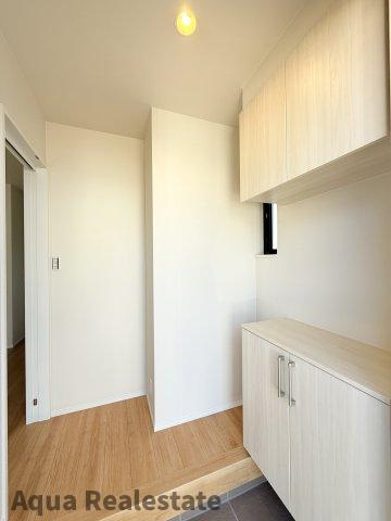 シングルハウス　上福岡町の玄関|明るい玄関です※同仕様モデルハウス写真です