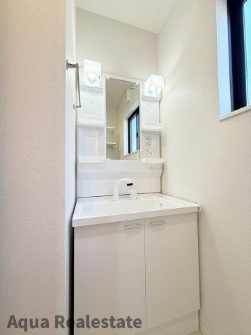 シングルハウス　上福岡町の独立洗面台|独立洗面台あり、毎朝おしゃれに忙しい女性の方におすすめです※同仕様モデルハウス写真です