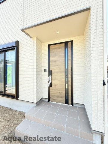 シングルハウス　上福岡町の前面道路含む現地写真|収納もある玄関です