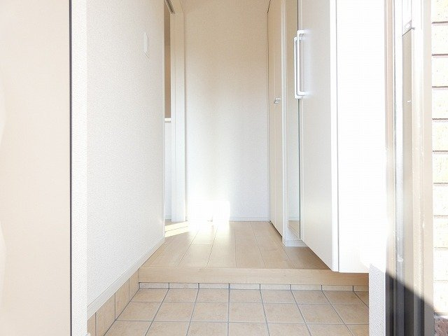 コンフォルターブル鹿嶋Ⅰの玄関|収納もある玄関です