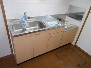 ア・ラ・モードエムのキッチン|コンパクトなキッチンで掃除もラクラク