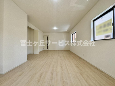 【居間・リビング】 | 静岡市葵区羽鳥2丁目 11期 新築一戸建て 1号棟 | リビングです