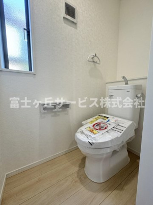 【トイレ】 | 静岡市葵区羽鳥2丁目 11期 新築一戸建て 1号棟 | 1Fトイレです
2Fにも同タイプのトイレがあります