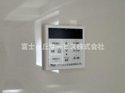 【発電・温水設備】 | 静岡市葵区羽鳥2丁目 11期 新築一戸建て 1号棟 | リビングからも操作ができて便利です