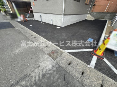 【駐車場】 | 静岡市葵区羽鳥2丁目 11期 新築一戸建て 1号棟 | 車種により1台駐車可能です