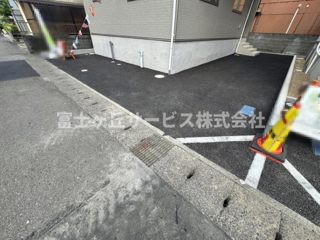 【駐車場】 | 静岡市葵区羽鳥2丁目 11期 新築一戸建て 1号棟 | 車種により1台駐車可能です