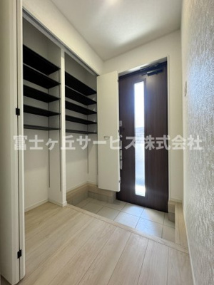 【玄関】 | 静岡市葵区羽鳥2丁目 11期 新築一戸建て 1号棟 | 収納もある玄関です