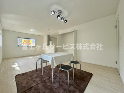 【居間・リビング】 | 静岡市葵区羽鳥2丁目 11期 新築一戸建て 2号棟 | リビングダイニングです