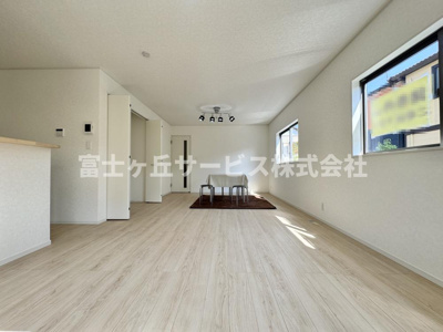 【居間・リビング】 | 静岡市葵区羽鳥2丁目 11期 新築一戸建て 2号棟 | リビングです