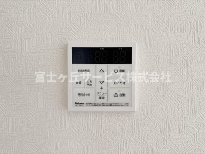 【発電・温水設備】 | 静岡市葵区羽鳥2丁目 11期 新築一戸建て 2号棟 | リビングからも操作ができて便利です