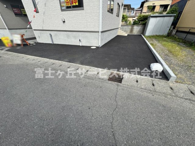 【駐車場】 | 静岡市葵区羽鳥2丁目 11期 新築一戸建て 2号棟 | 車種により1台駐車可能です