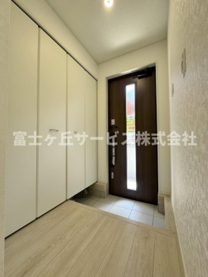 【玄関】 | 静岡市葵区羽鳥2丁目 11期 新築一戸建て 2号棟 | 収納もある玄関です