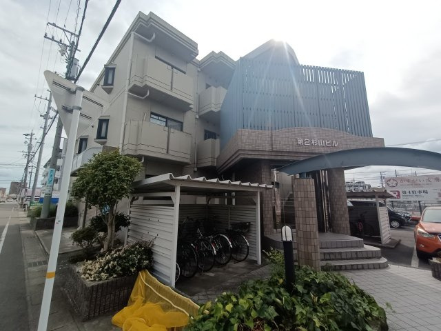 第２杉山ビルのエントランス