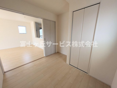 【洋室】 | 浜松市浜名区宮口 新築一戸建て | リビング横の洋室です