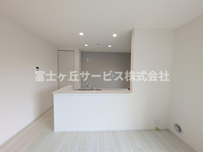 【キッチン】 | 浜松市中央区花川町 新築一戸建て 2号棟 | 前から見たキッチンです