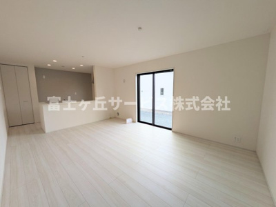 【居間・リビング】 | 浜松市中央区花川町 新築一戸建て 2号棟 | リビングダイニングです