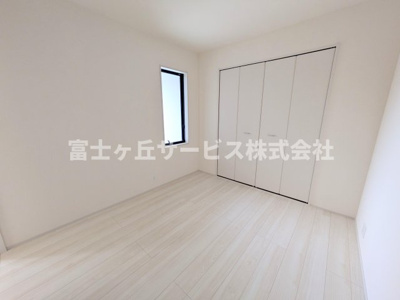 【洋室】 | 浜松市中央区花川町 新築一戸建て 2号棟 | リビング横の洋室です