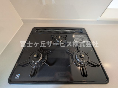 【その他】 | 浜松市中央区花川町 新築一戸建て 2号棟 | 3口コンロがあります