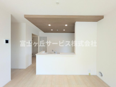 【キッチン】 | 浜松市中央区花川町 新築一戸建て 3号棟 | 前から見たキッチンです