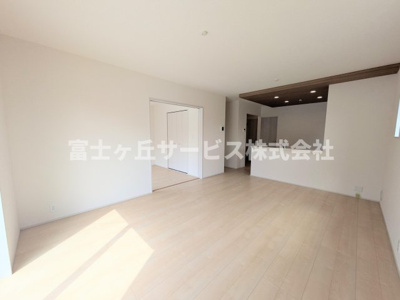 【居間・リビング】 | 浜松市中央区花川町 新築一戸建て 3号棟 | リビングです