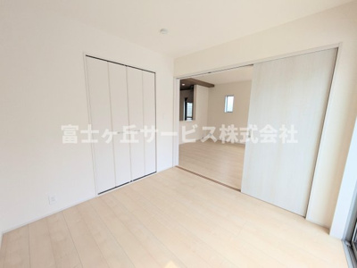 【洋室】 | 浜松市中央区花川町 新築一戸建て 3号棟 | リビング横の洋室です
