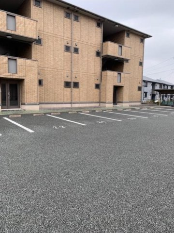 リーベ　B棟の駐車場|駐車スペースもあります☆