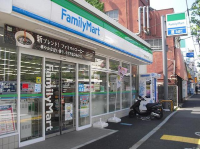 ファミリーマート 徒歩2分。コンビニ 150m
