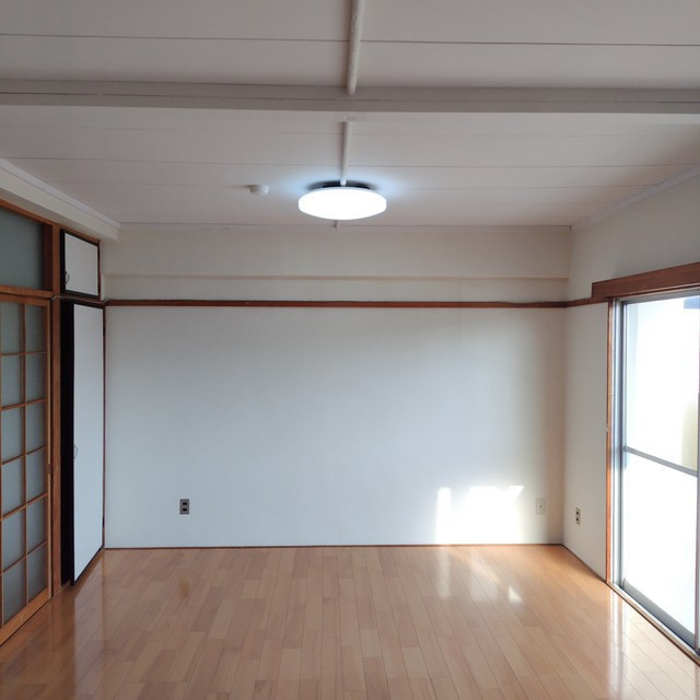 岐阜市茜部中島３丁目のアパートの居間・リビング