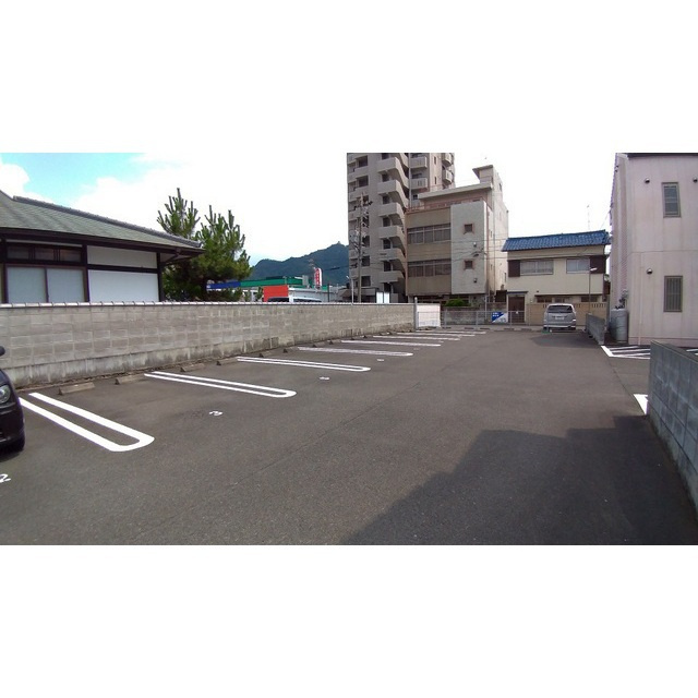 エステート福田町の駐車場