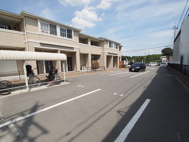 アンソレイユコージーの駐車場