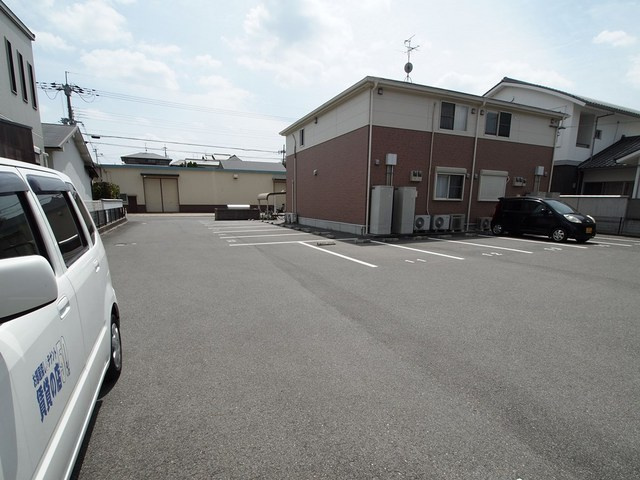 ツインズ北今市の駐車場